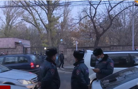 Շտապ հավաք ԱԺ-ի մոտ (տեսանյութ)